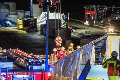 Denkendorf: Sattelzug rast in S21 Baustelle und faellt in tiefes Loch - LKW Fahrer nach 3 1/2 Stunden befreit